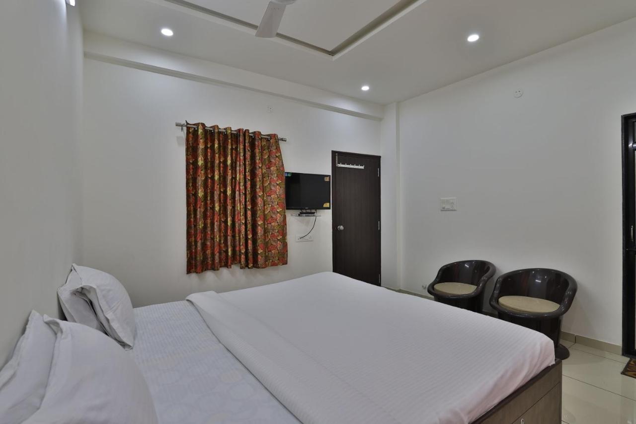 Spot On 38154 Shakti Hostel & Hotel Бгудж Екстер'єр фото